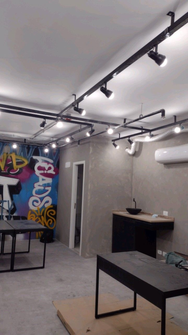 Instalação elétrica de iluminação em ambiente comercial