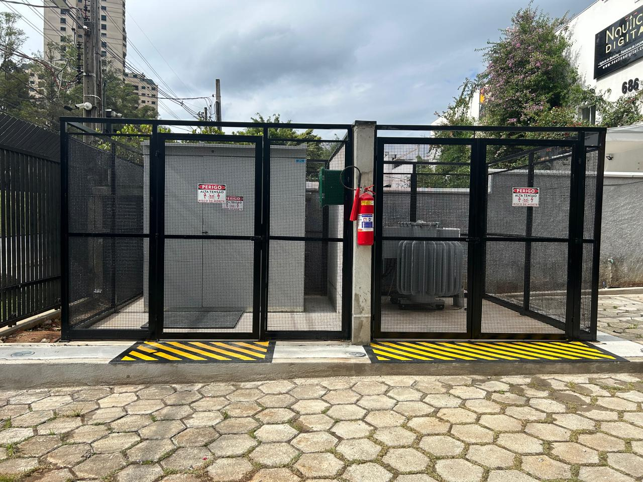 Instalação elétrica de média tensão com cabine protegida
