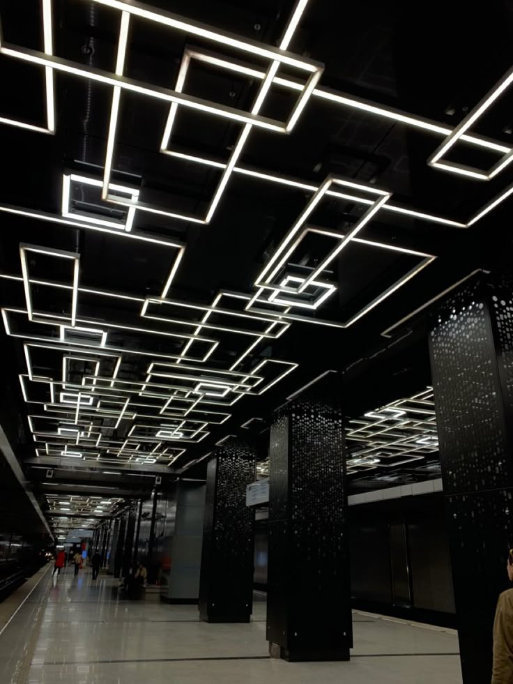 Área interna do Shopping Cidade São Paulo com iluminação instalada no teto