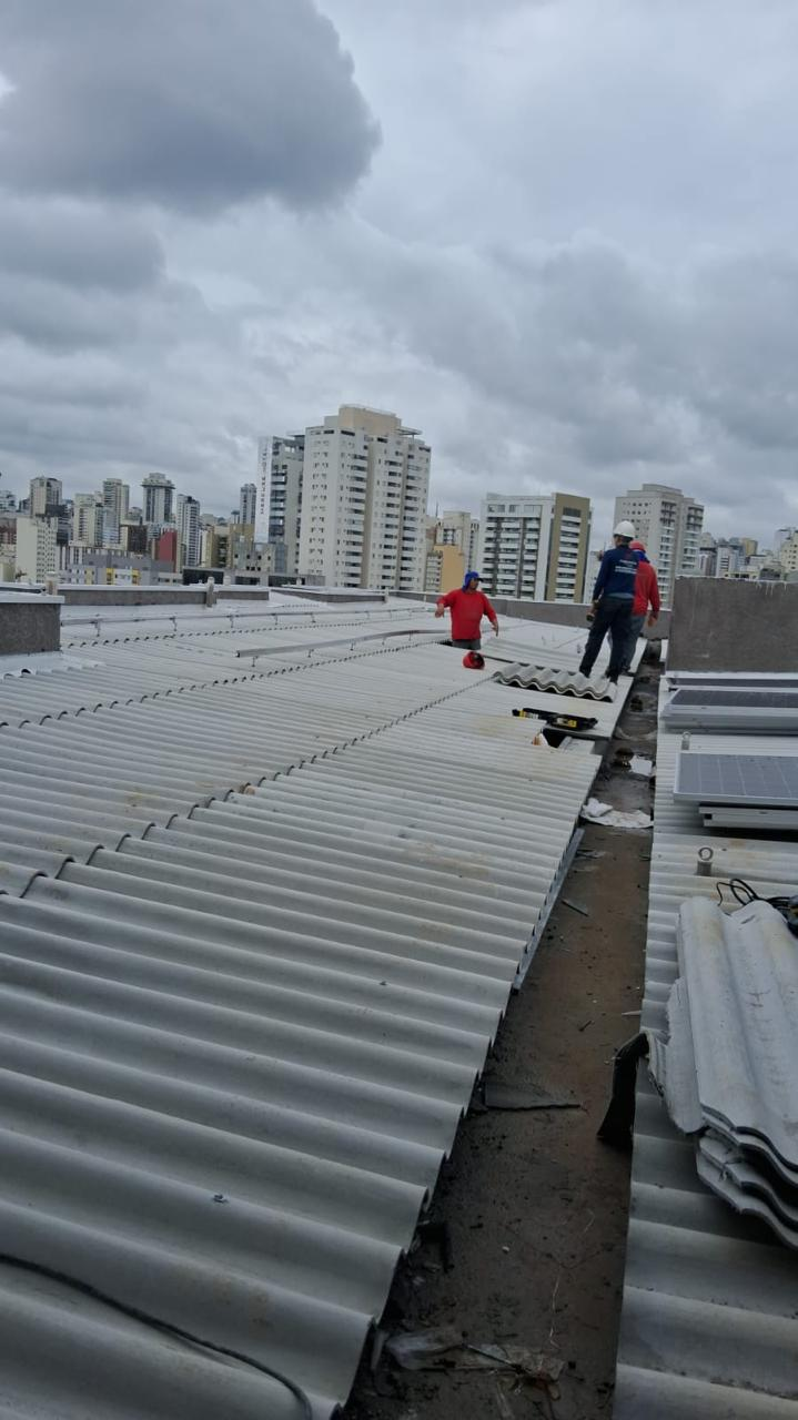 Profissionais trabalhando na cobertura de um edifício