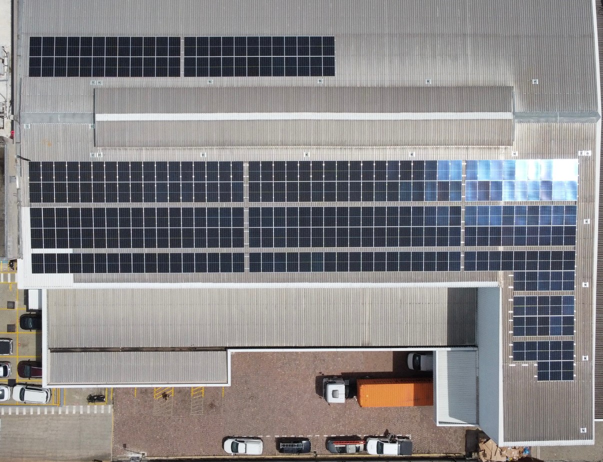 Vista aérea dos painéis solares instalados na SmartFit em Vinhedo/SP