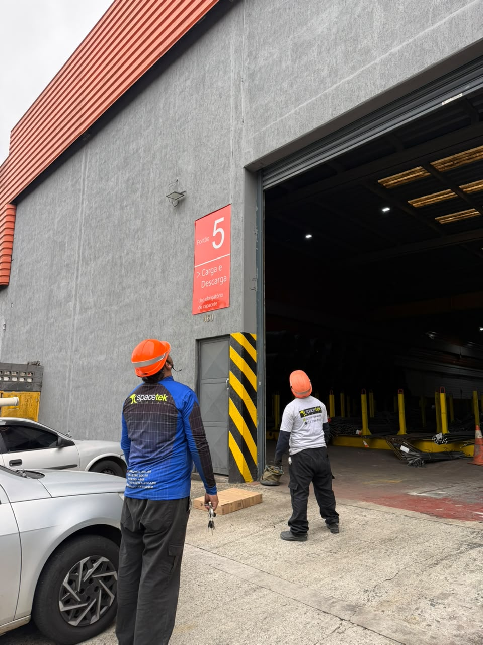 Equipe Spacetek em trabalho na entrada de uma instalação comercial