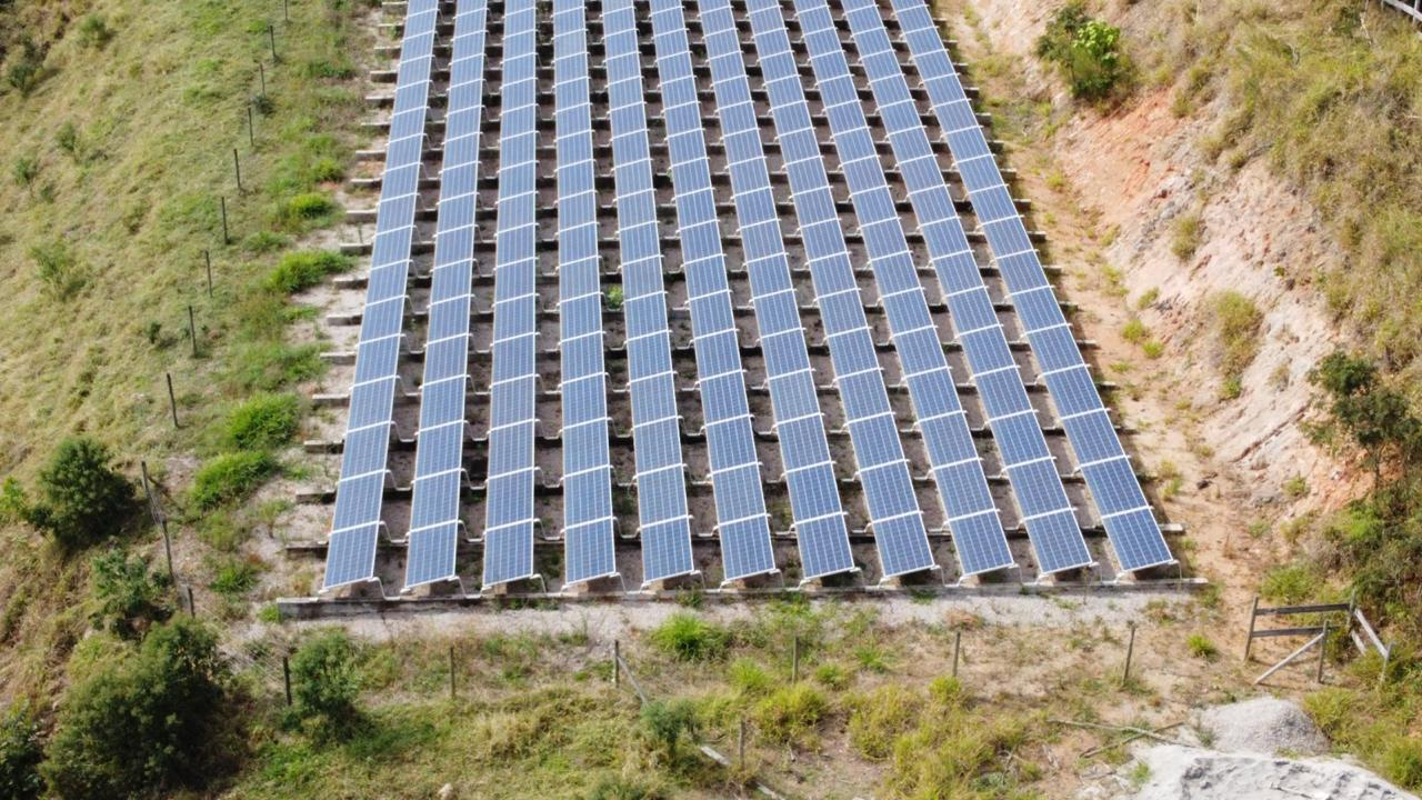 Fileiras de painéis solares instalados no solo
