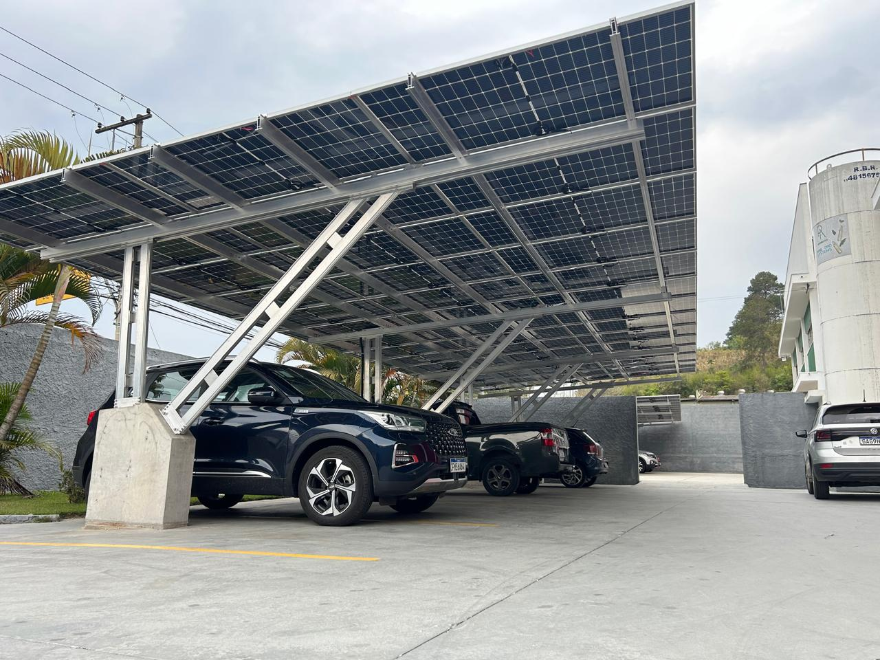 Cobertura de estacionamento com painéis solares instalada na PA Aromatics em Campo Limpo Paulista/SP