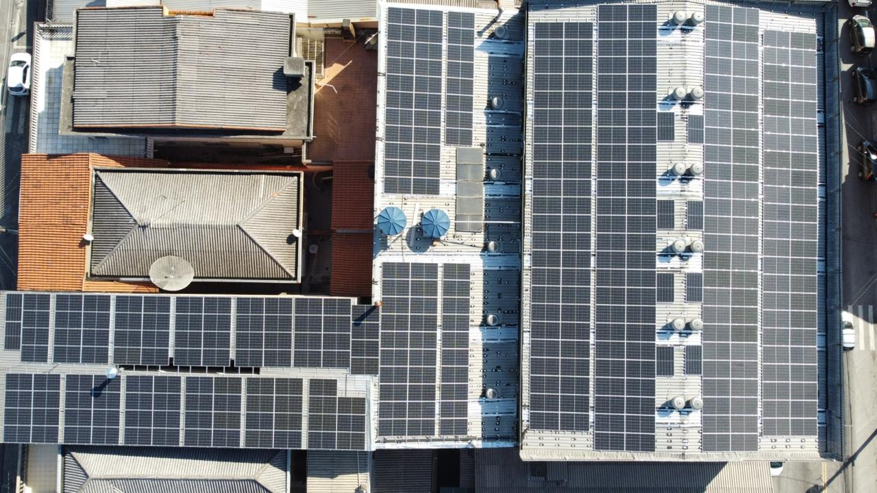 Vista aérea de painéis solares instalados em telhados